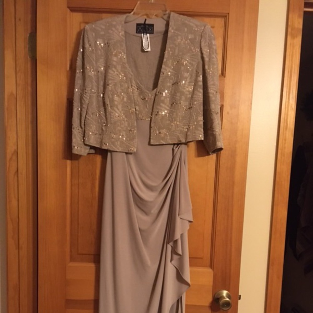 Beautiful wedding/evening dress. Worn once